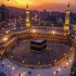 Vue aérienne de la Kaaba à Mecque pour Omra avec pèlerins effectuant le Tawaf