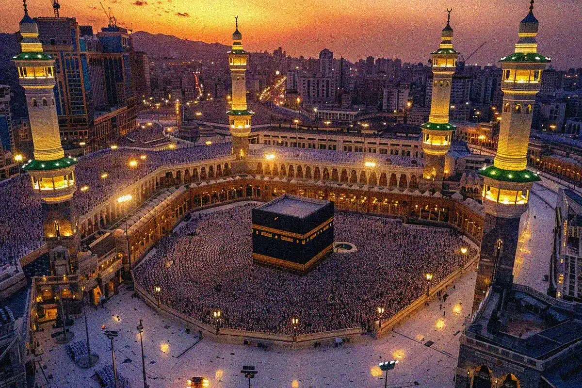 Vister Mecque pour Omra : Guide Complet du Pèlerinage Sacré 2 Vue aérienne de la Kaaba à Mecque pour Omra avec pèlerins effectuant le Tawaf