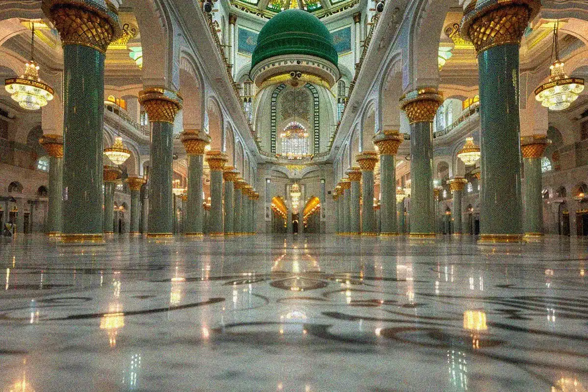 Vister Mecque pour Omra : Guide Complet du Pèlerinage Sacré 3 Intérieur magnifique de la Mosquée du Prophète à Médine pour vister Mecque pour Omra