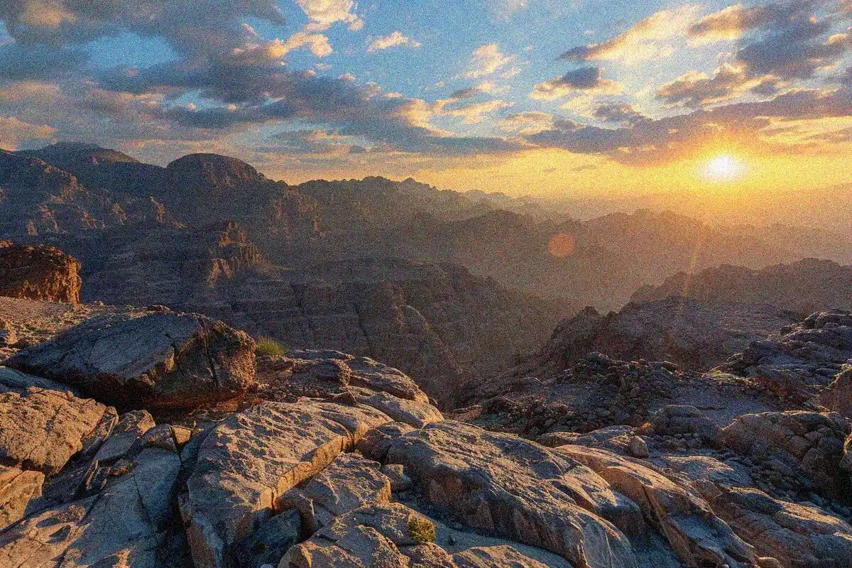 Vister Mecque pour Omra : Guide Complet du Pèlerinage Sacré 4 Paysage montagneux de la Grotte de Hira près de Mecque pour Omra